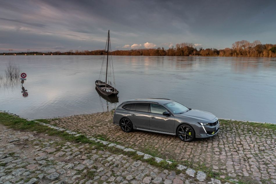 Revizuirea break-ului hibrid Peugeot 508 SW PSE de 360 de cai putere