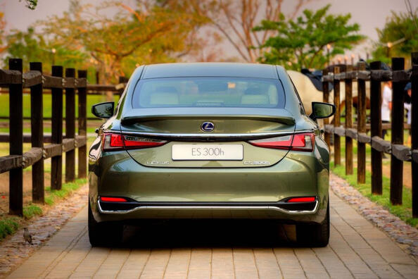 Lexus ES Hybrid: lux și liniște pe tracțiune electrică Fotografie 4