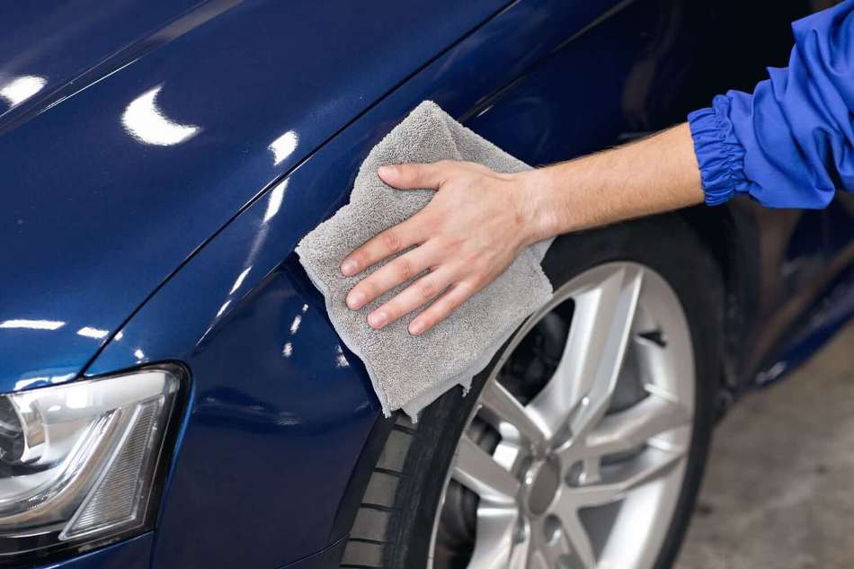 Un corp strălucitor cu propriile mâini: secretele aplicării ceară auto