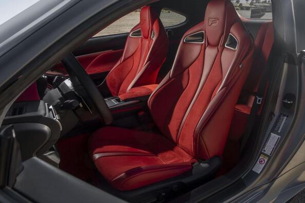 Revizuirea coupe-ului sport Lexus RC F „încărcat” Fotografie 5