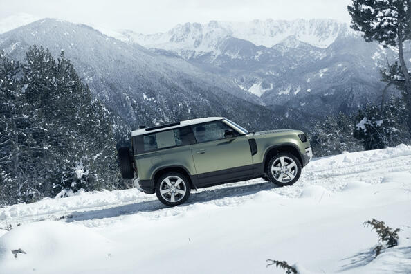 Land Rover Defender 90: o revizuire a SUV-ului cu trei uși Fotografie 4