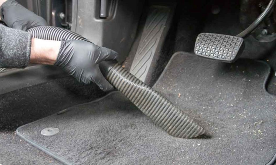 Cum să curățați covorașele auto: metode dovedite