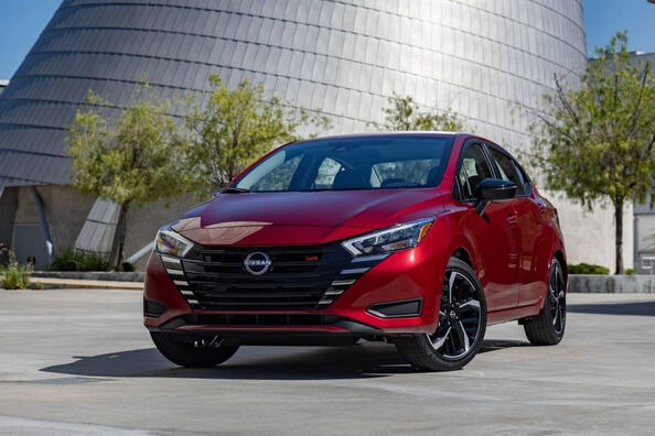 Revizuirea sedanului actualizat Nissan Versa