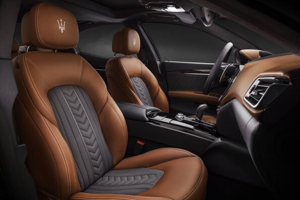 Revizuirea sedanului italian de înaltă performanță Maserati Ghibli Fotografie 6