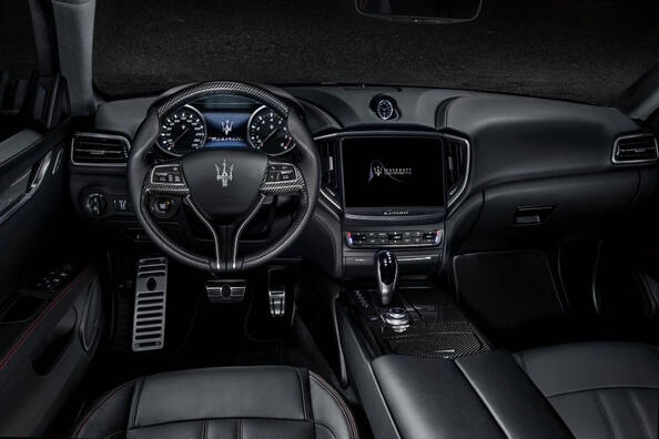Revizuirea sedanului italian de înaltă performanță Maserati Ghibli Fotografie 7