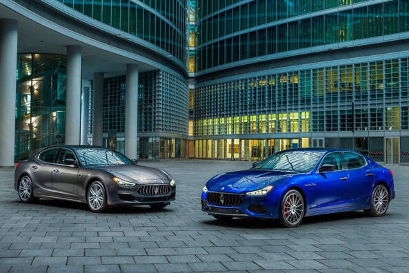 Revizuirea sedanului italian de înaltă performanță Maserati Ghibli Fotografie 2