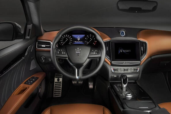 Revizuirea sedanului italian de înaltă performanță Maserati Ghibli Fotografie 5