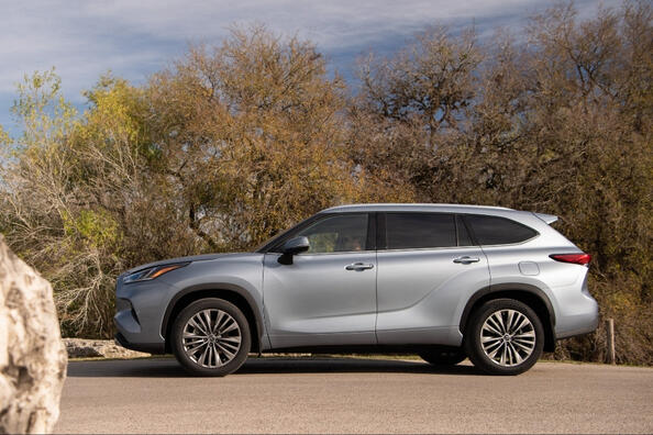 Revizuirea generației Toyota Highlander IV: un crossover de familie de încredere Fotografie 2
