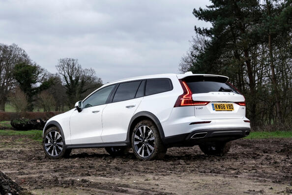 Revizuirea a doua generație a break-ului Volvo V60 Cross Country Fotografie 2