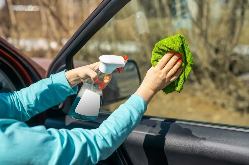 Cum să îngrijești geamul mașinii: curățare și protecție împotriva deteriorării