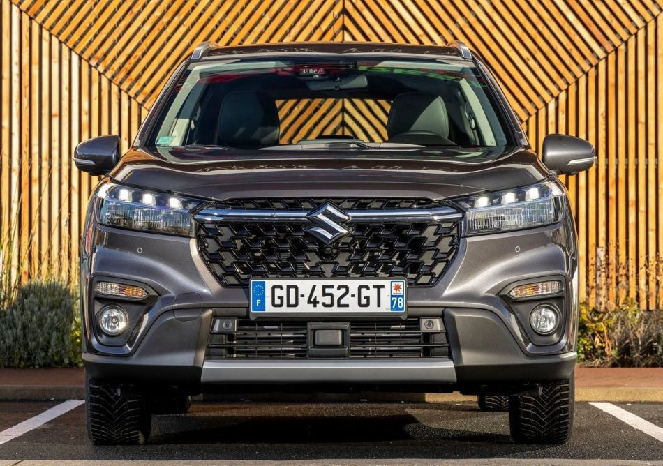 Ce oferă Suzuki S-Cross: o prezentare generală a caracteristicilor și echipamentelor