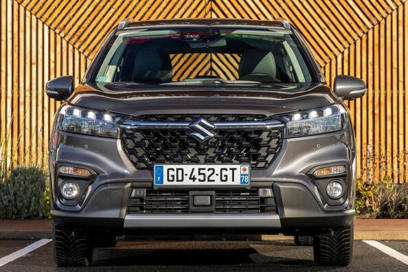 Ce oferă Suzuki S-Cross: o prezentare generală a caracteristicilor și echipamentelor