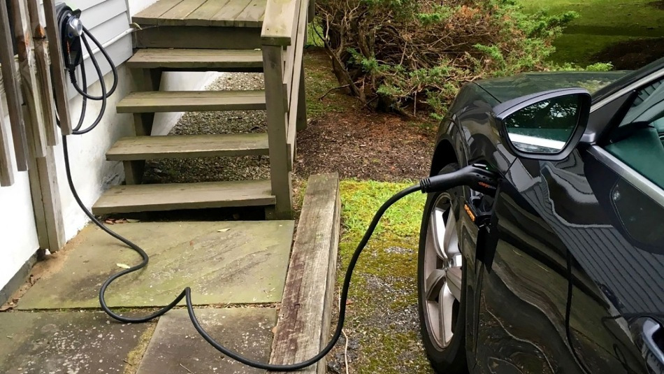 Cum să folosiți o mașină electrică pentru a alimenta casa: avantaje și posibilități