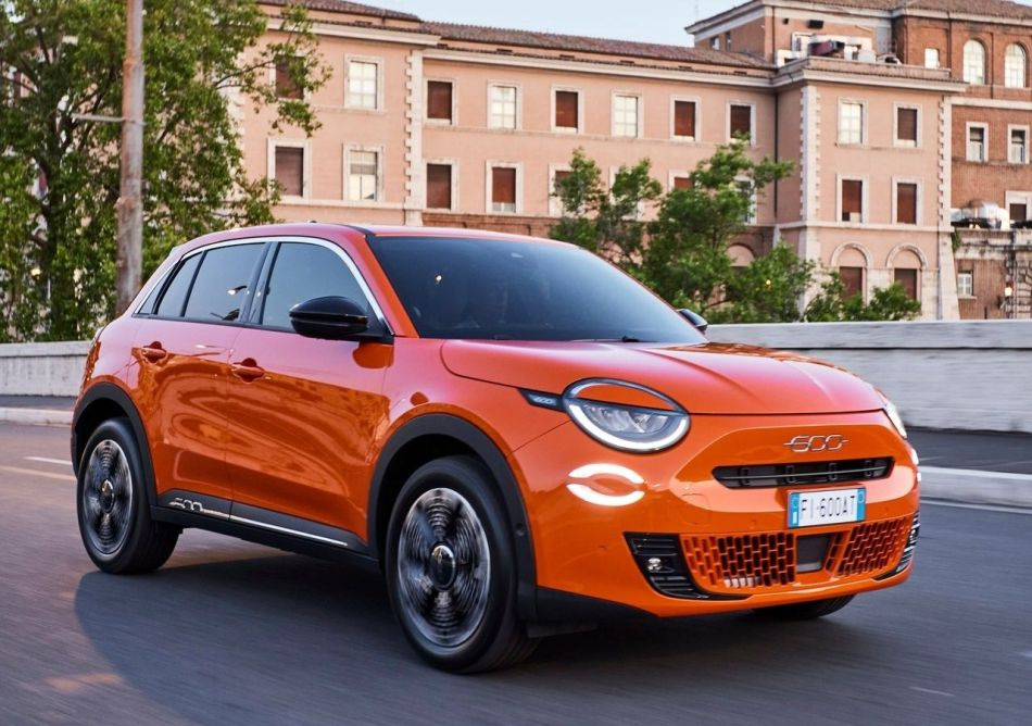 Recenzie Fiat 600e: mașină electrică compactă cu farmec italian