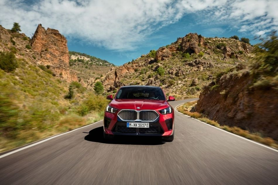 Revizuirea crossover-ului compact electric BMW iX2