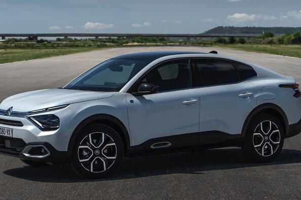 Recenzie fastback electric Citroen e-C4 X