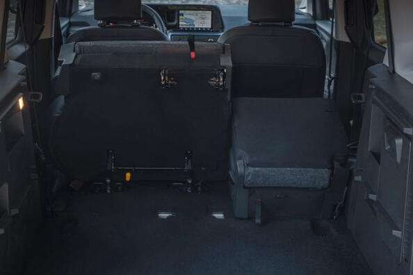 Revizuirea a doua generație a Ford Tourneo Courier 2023 Fotografie 6