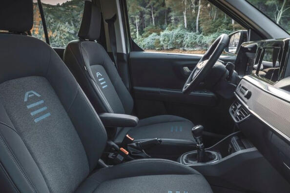 Revizuirea a doua generație a Ford Tourneo Courier 2023 Fotografie 4