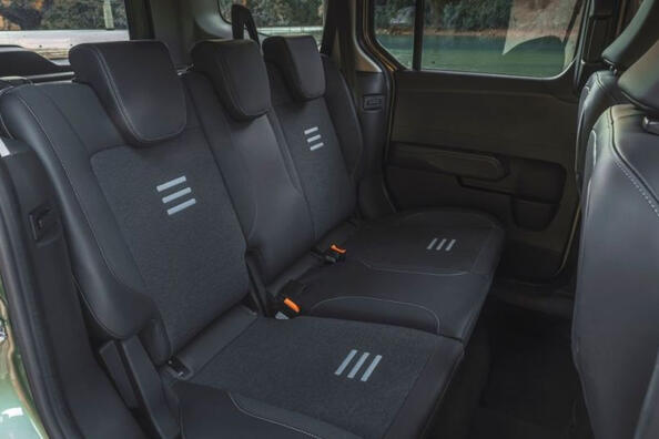 Revizuirea a doua generație a Ford Tourneo Courier 2023 Fotografie 5