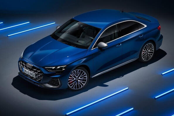 Revizuirea sedanului sport actualizat Audi S3