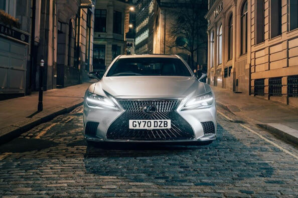 Prezentare generală a restilizării celei de-a cincea generații Lexus LS
