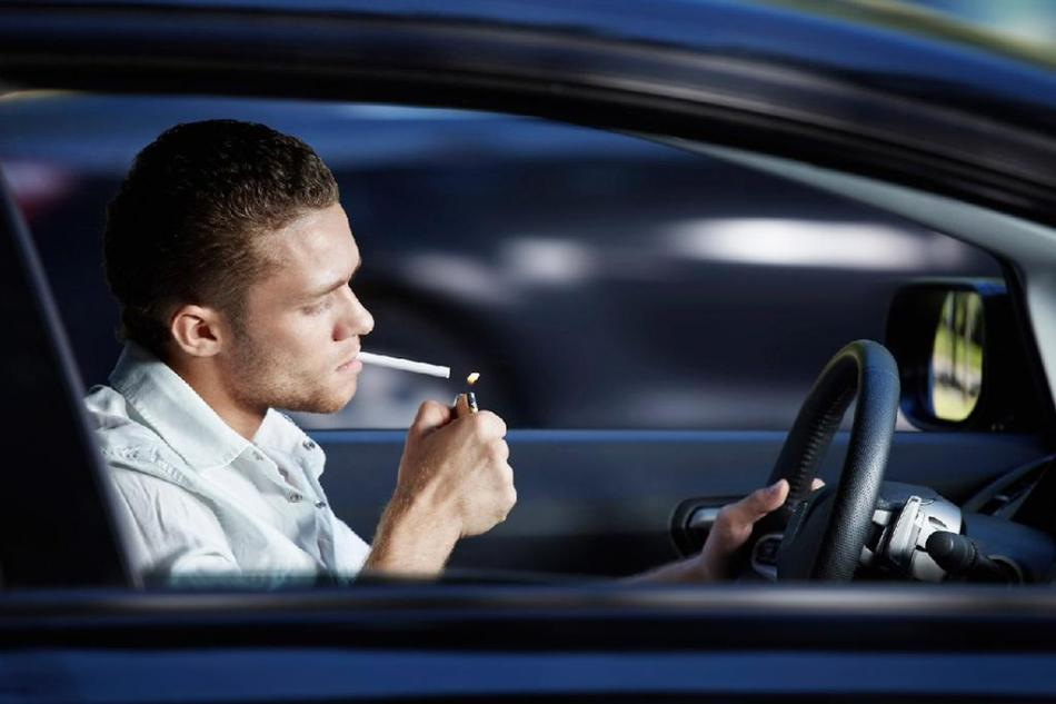 De ce fumatul în timpul conducerii nu este doar un obicei prost