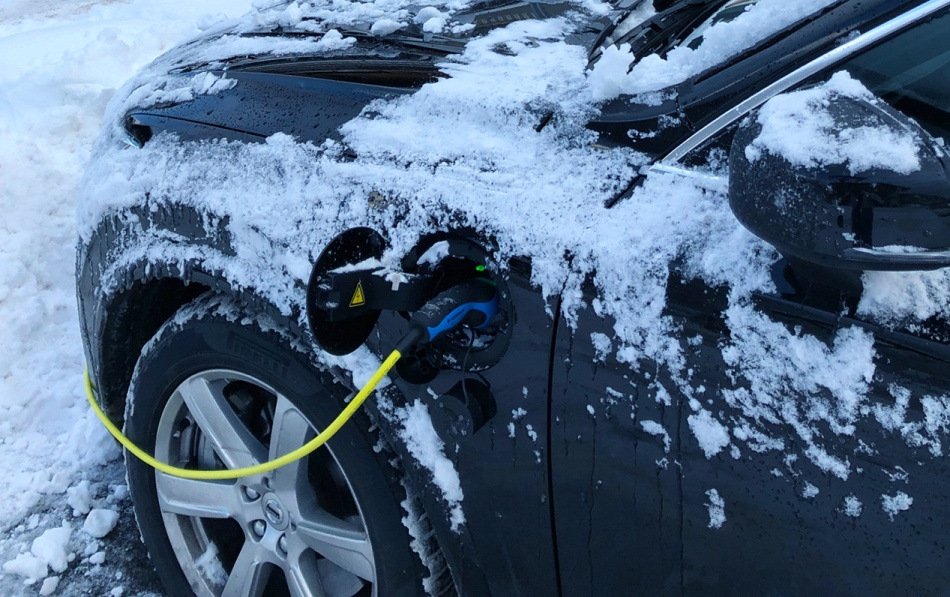 Cum să utilizați corect o mașină electrică iarna: sfaturi pentru o conducere confortabilă și economică