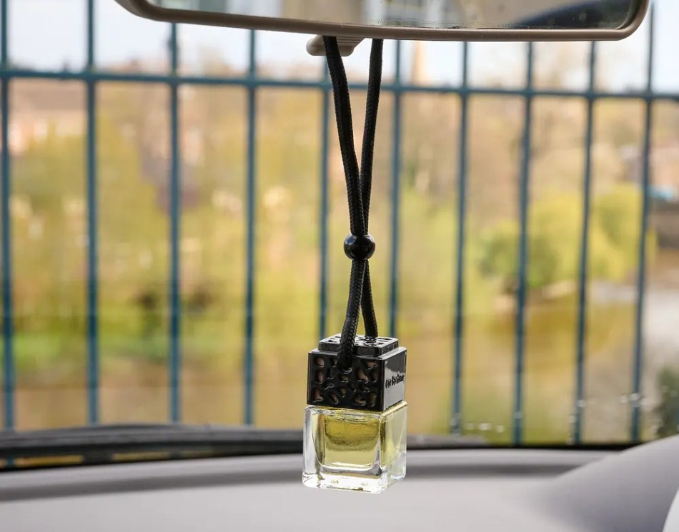 Cum să alegi un parfum de interior auto care să nu te enerveze?
