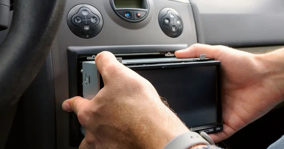 Înlocuirea sistemului audio auto standard: ce trebuie să știți