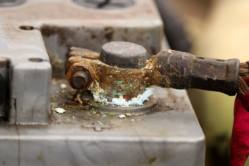 Cum să curățați bornele bateriei de oxidare?