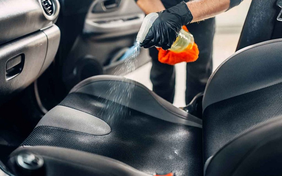 Cum să curățați tapițeria din material textil în interiorul unei mașini?