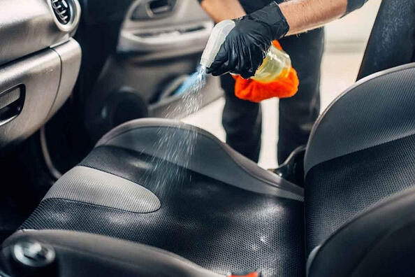Cum să curățați tapițeria din material textil în interiorul unei mașini?
