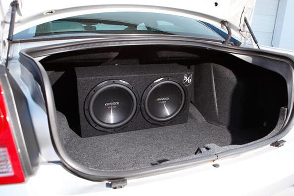 Cum să alegi un subwoofer bun pentru mașina ta: sfaturi pentru iubitorii de muzică Fotografie 1
