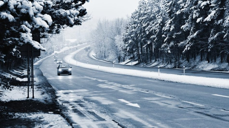 Cum să conduceți corect pe gheață: sfaturi pentru șoferi