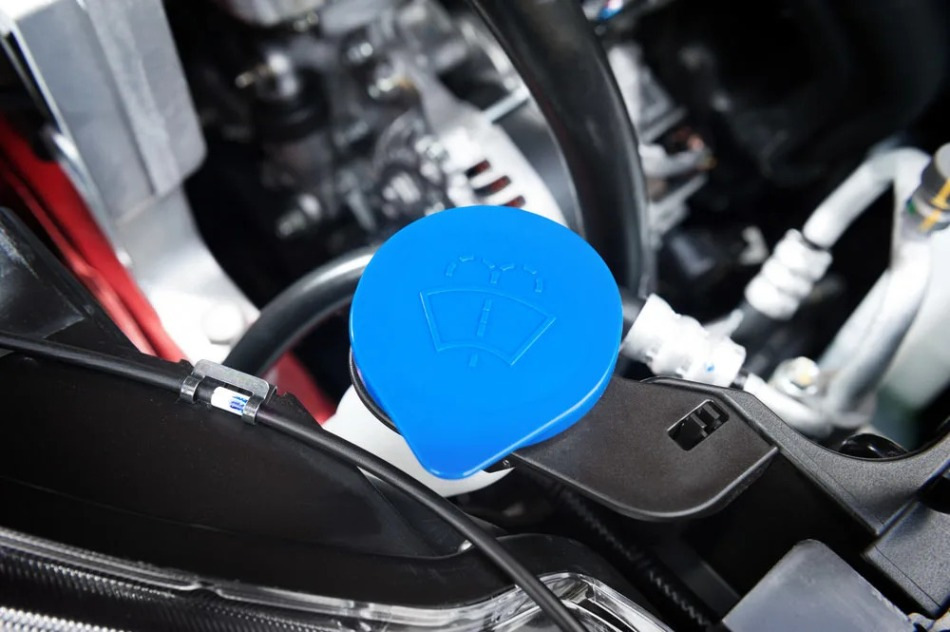Apă în loc de spălătorie auto: de ce este o idee proastă pentru mașina ta?