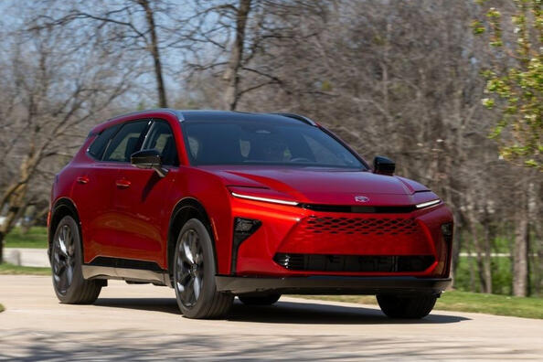 Toyota Crown Signia: review al crossoverului hibrid si preturi in SUA