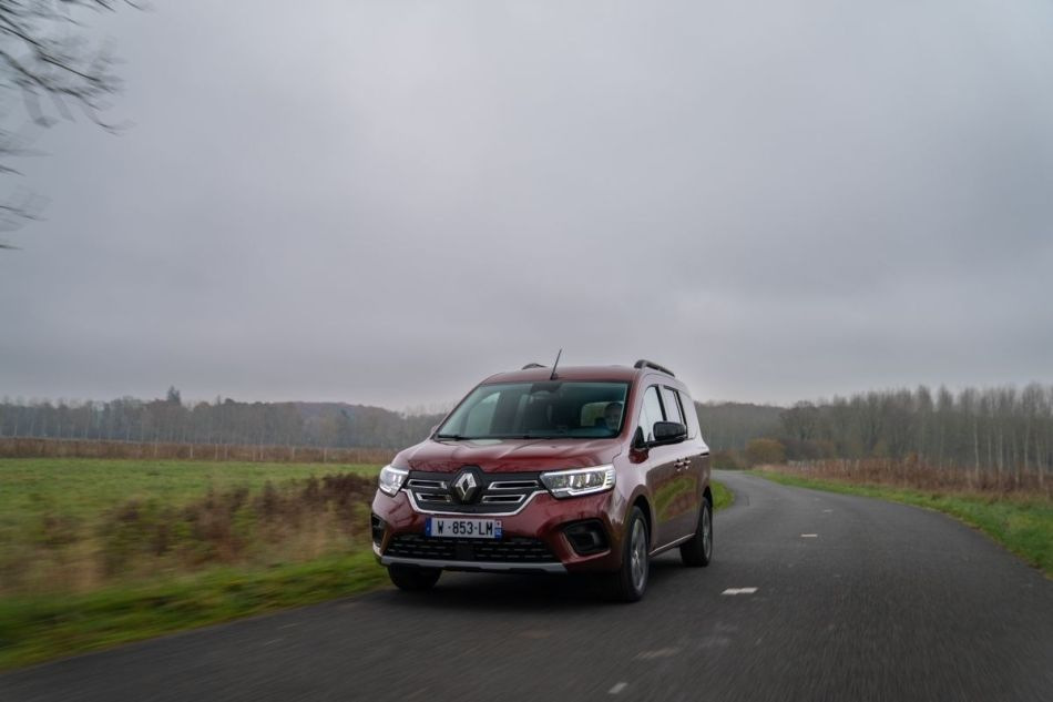 Recenzie Renault Kangoo E-Tech: monovolum electric