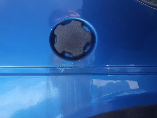 Ce se va întâmpla dacă benzina este vărsată pe caroseria mașinii? Consecințele și primul ajutor LFP
