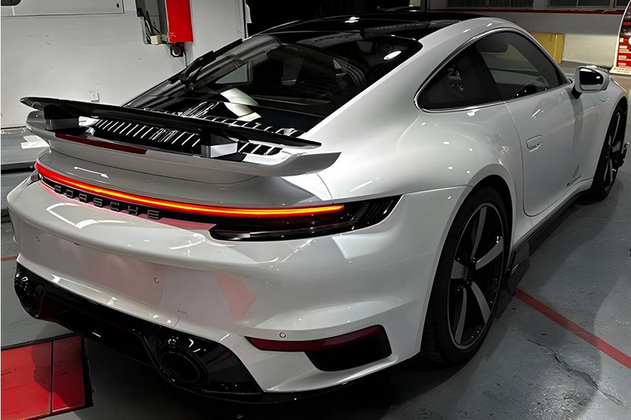Porsche 911 (992) 2018– Stopuri Spate (Negru Fumuriu) Foto 1