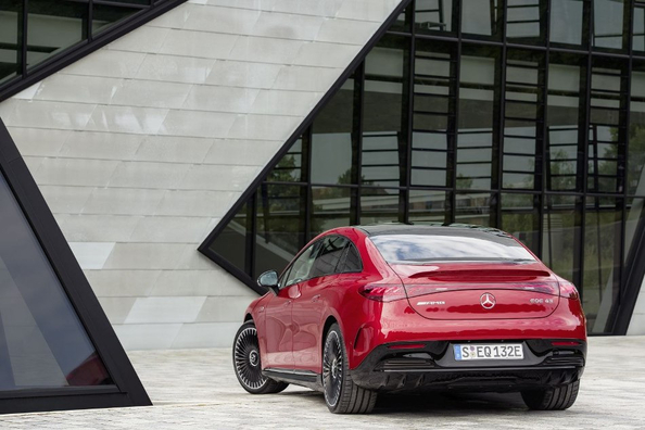 Recenzie a sedanului electric Mercedes-Benz EQE AMG (V295) Fotografie 3