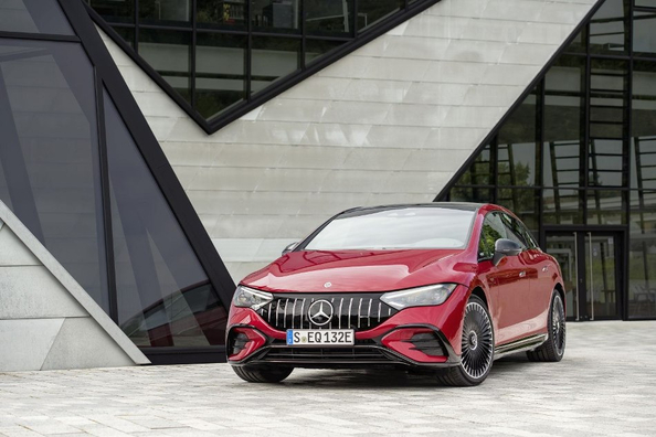 Recenzie a sedanului electric Mercedes-Benz EQE AMG (V295) Fotografie 1