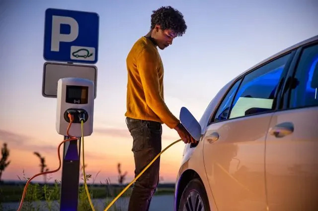 Mașina electrică a rămas fără energie pe drum: ce e de făcut?