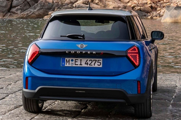 Recenzie a noului Mini Hatch (F65) cu 5 uși: A patra generație a emblematicului hatchback Fotografie 3