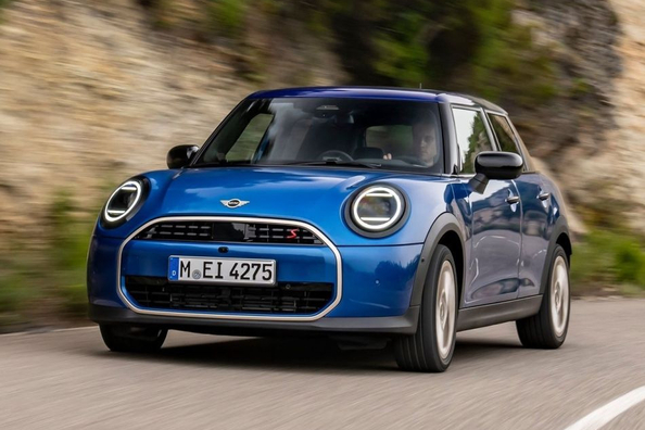 Recenzie a noului Mini Hatch (F65) cu 5 uși: A patra generație a emblematicului hatchback Fotografie 2
