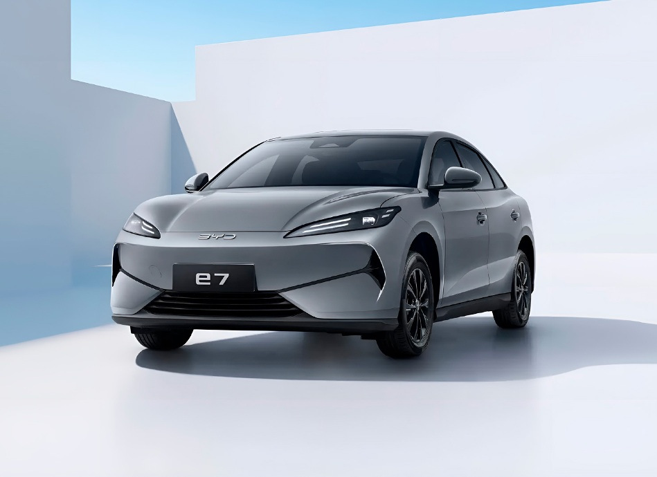 Recenzie BYD E7 2025: Un sedan electric accesibil pentru oraș