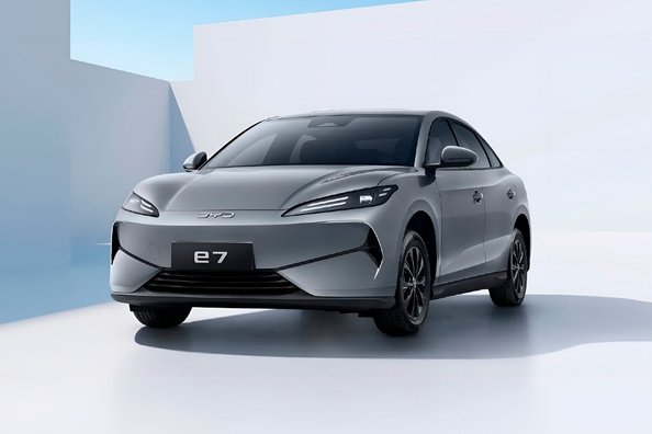 Recenzie BYD E7 2025: Un sedan electric accesibil pentru oraș
