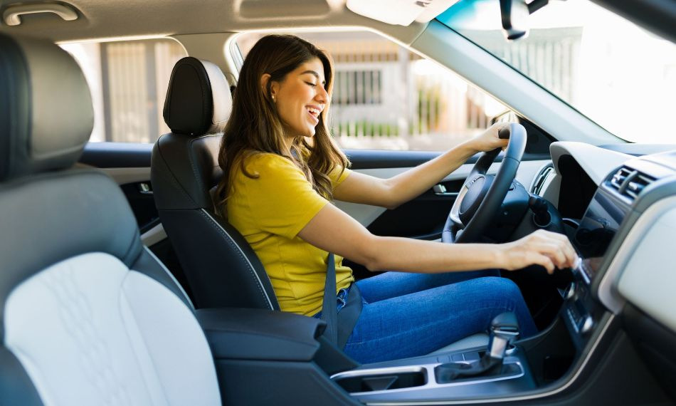 Cadoul perfect pentru ea: Alegerea unui cadou pentru o femeie care conduce