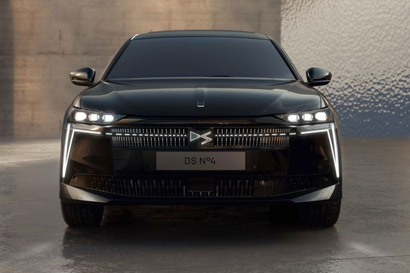 Recenzie DS N°4 E-Tense 2025: Un hatchback premium actualizat
