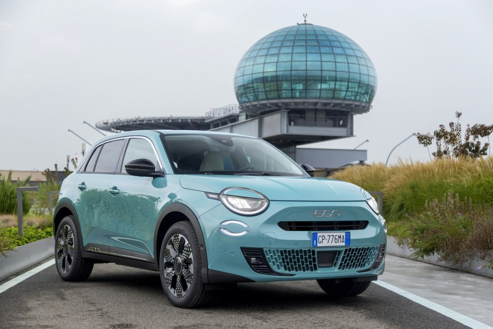 Recenzie Fiat 600e: Crossover electric elegant