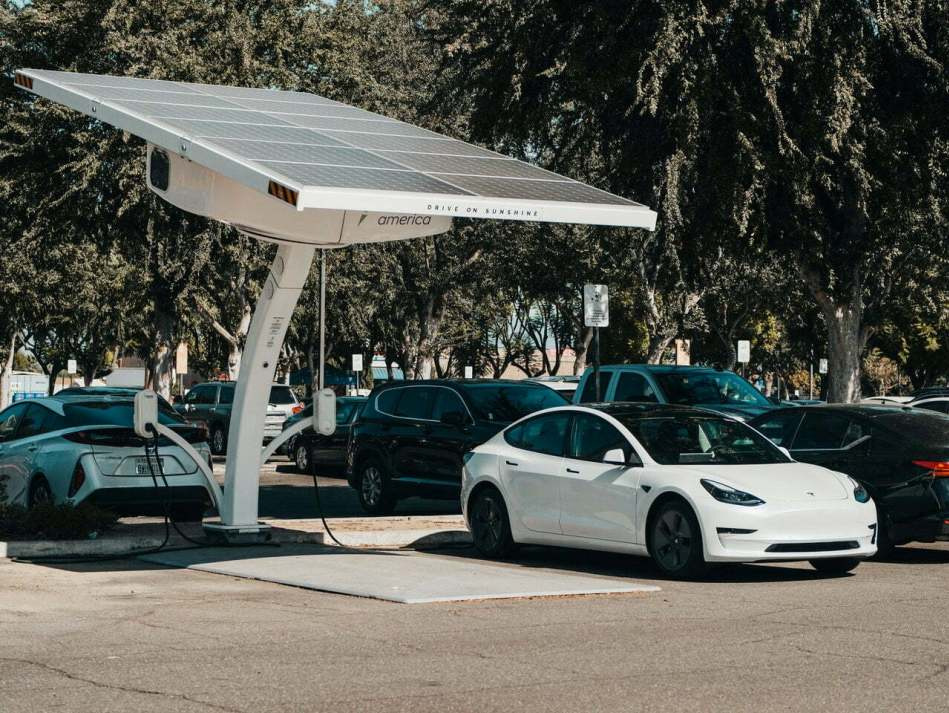 Avantajele și dezavantajele cumpărării unei mașini electrice second-hand: Merită investiția?